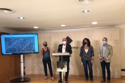 L'alcalde de Reus, Carles Pellicer; la vicealcaldessa, Noemí Llauradó; la regidora d'Urbanisme i Mobilitat, Marina Berasategui, els arquitectes responsables de l'obra i el tinent d'alcalde Daniel Rubio a la presentació de l'avantprojecte