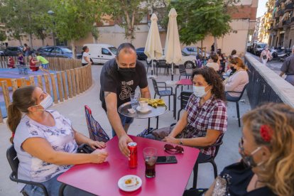 El bar Racó dels Amics es troba a la plaça dels Infants, al Barri del Port de Tarragona.