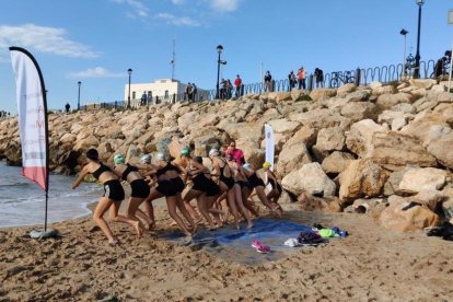 Triatletas de Martí y Franquès, a punto de iniciar la prueba de natación el pasado viernes.