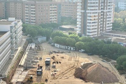 Imatge dels treballs que s'estan duent a terme al pati de l'Institut Martí i Franquès de Tarragona.