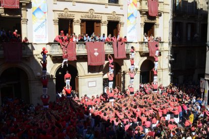 La diada va acabar amb dos pilars de cinc de la Colla Joves i tres de la Colla Vella.