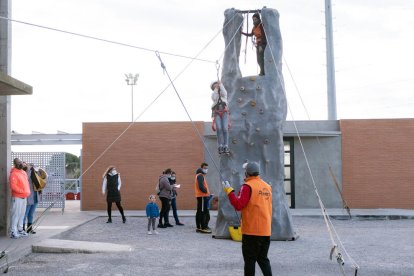 El Parc de Nadal té un rocòdrom i una tirolina.