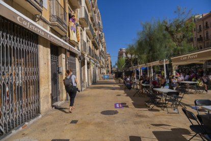 Imagen de los establecimientos de la plaza de la Font cerrados.