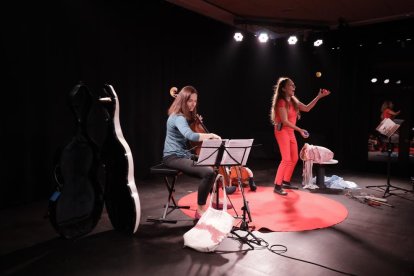 La actriz Clara del Ruste y la violoncelista Júlia Pérez Luque, durante el espectáculo.