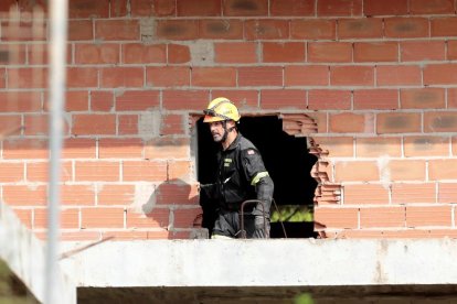 Un membre dels equips de rescat en l'ensorrament de l'edifici de Peñíscola.