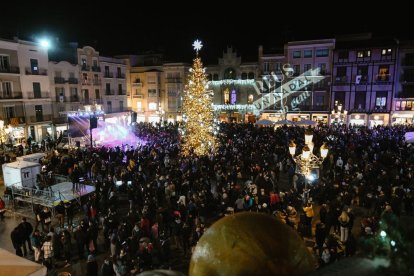 Vista panoràmica del Mercadal durant l'acte d'encesa de llums.