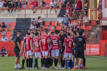 L'entrenador del Nàstic, Raúl Agné, donant indicacions als seus jugadors en el duel disputat contra el Barça B al Nou Estadi.