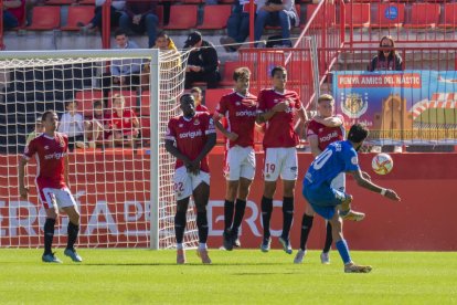 Un dels instants del partit disputat ahir diumenge al Nou Estadi.