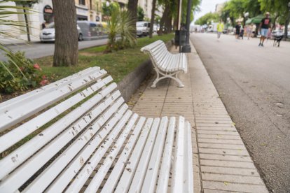 Imagen de uno de los bancos de la segunda coca de la Rambla Nova llena de excrementos de paloma.