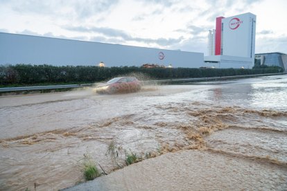 Una imatge de l'aigua que baixava amb el desbordament de la rasa.