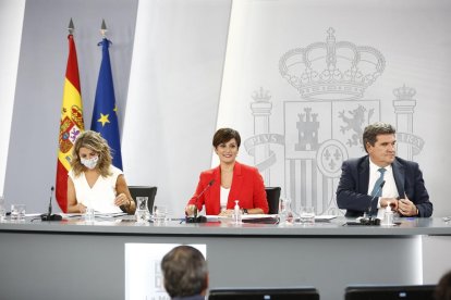 La portavoz del gobierno español, Isabel Rodríguez, con la vicepresidenta segunda, Yolanda Díaz, y el ministro de Inclusión, José Luis Escrivá.