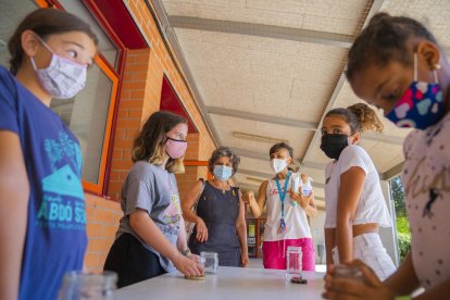 La concejal de Bienestar Social, Montserrat Vilella durante la visita a uno de los casales 'Convive el verano'.