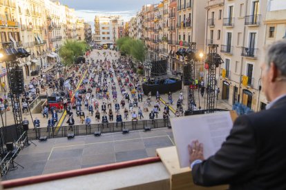 El pregón se hizo con público sentado en sillas en la plaza de la Font que, a diferencia del año pasado, no tuvo tantos asientos vacíos.