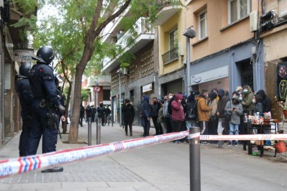 Imagen de archivo de una concentración en Barcelona para intentar parar un desahucio.