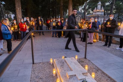 Imagen de la primera visita nocturna en el Cementerio General de Reus de este año, ayer a las 19 horas.