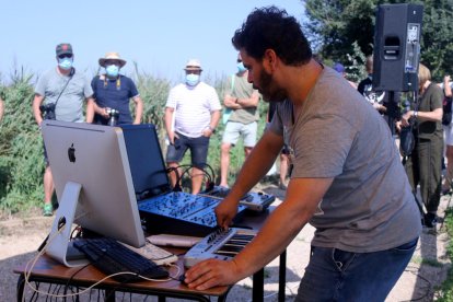 L'artista sonor Joan Bagés actuant als ullals de Baltasar, dins del festival Eufònic.