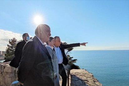 Una visita de los políticos al Camí de Ronda.