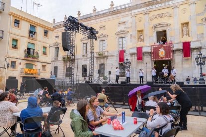 La lluvia no ha obligado a suspender el acto.