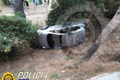 Susto en el Vendrell: Un vehículo pierde el control y acaba saliendo de la vía y volcando