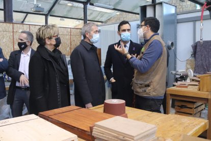 Los consellers de Empresa i Treball y de Educació, Roger Torrent y Josep Gonzàlez-Cambray, con la delegada del Govern, Teresa Pallarès, hablan con un profesor del instituto Pere Martell.