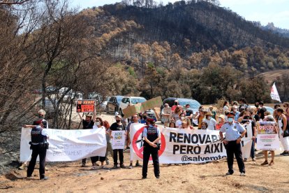 Concentració en contra de la massificació de parcs eòlics i solars al territori.