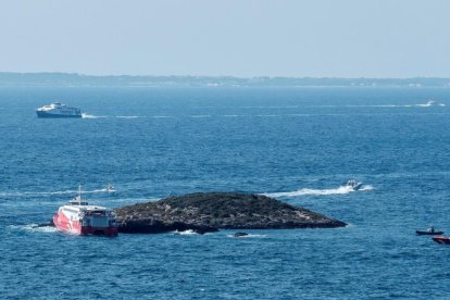 Imagen del barco embarrancado al islote.