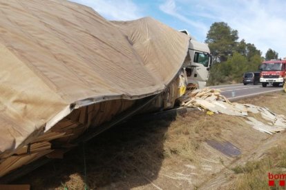 Una imatge del camió bolcat