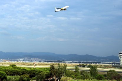 Imatge d'arxiu d'un avió enlairant-se.