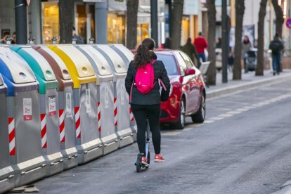 Imagen de un patinete circulante por la calle Canyelles, en el centro de la ciudad de Tarragona.