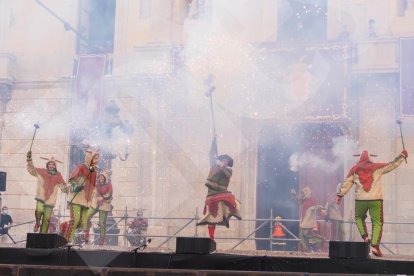 El Ball de Diables luciéndose en la Plaza de la Font.