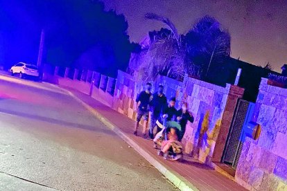 Imagen de unas personas pasando por ante la casa ocupada y que ha puesto en pie de guerra los vecinos de Bosques de Tarragona.