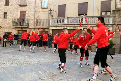 Imagen de archivo de los ocho participantes de Ball de Bastons de Cardona el septiembre del 2019.