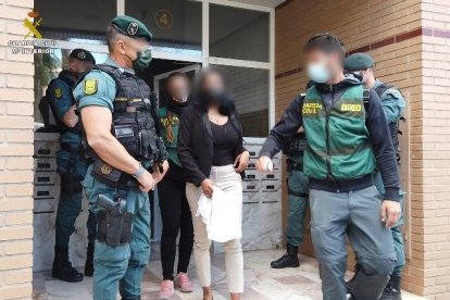 Imagen de dos deles personas detenidas en la operación.