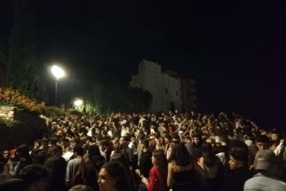 El botellón que se hizo en el paseo de Sant Antoni fue el más multitudinario y llegó a reunir centenares de personas.