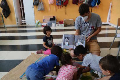 Unos niños participantes de la Academia de Artistas de Tarragona, en una actividad centrada en la ilustración.