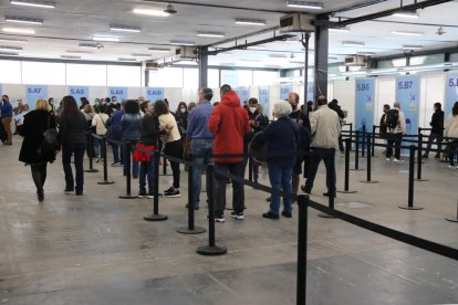 Imatge de la cua per accedir als box d'administració de la vacuna a Fira de Barcelona.