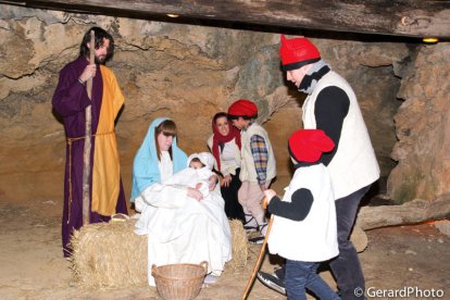 Escena del Naixement del Pessebre Vivent de la Pobla de Montornès.