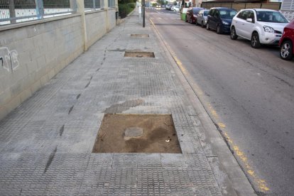 Algunos de los espacios de la acera de la calle Josep Iglésies Fort que han causado incidentes cerca de la escuela del barrio, ayer.