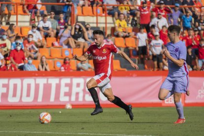 Robert Simón recorre la banda derecha en el transcurso del partido que el Nàstic ha disputado esta temporada en el Nou Estadi contra el Barcelona B (1-0).