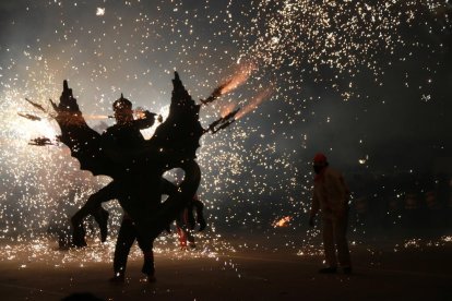 La Víbria de Tarragona al concurs d'enceses celebrat en el marc de la vuitena edició del Festivitas Bestiarium a Tortosa.