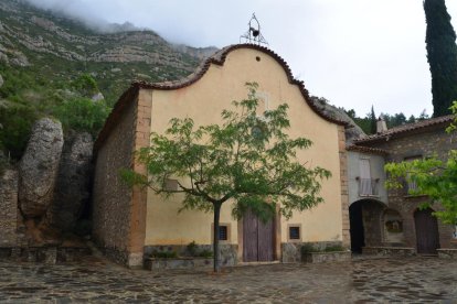 Fachada de la ermita de Sant Joan del Codolar.