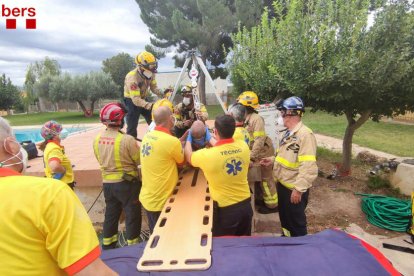 Rescatan a un operario que se había caído a la depuradora de una piscina en Miravet