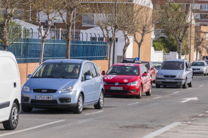 Imatge d'arxiu d'un cotxe d'autoescola a la zona d'examinacions de Campclar el passat febrer.