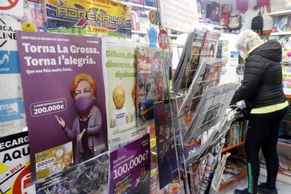 L'entrada d'una llibreria amb un cartell de la Grossa de Cap d'Any.