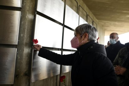 La consellera de Justícia, Lourdes Ciuró, fa una ofrena floral al Memorial de les Camposines,