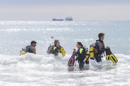 Bateig de dues noies a la platja del Miracle de Tarragona aquest diumenge, 29 d'agost, de la mà de Diving Center Tarraco.