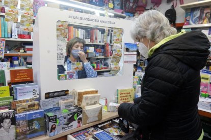 Una mujer comprando billetes de la Grossa de Cap d'Any.