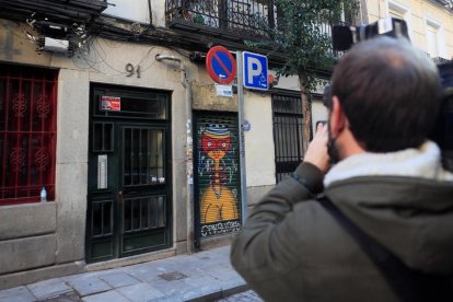 Un càmera de televisió prenent imatges de l'edifici residencial on s'han trobat els cadàvers.