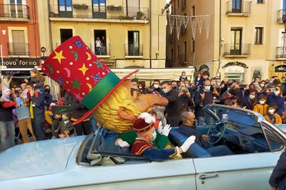 L'Home dels Nassos arribant amb el seu cotxe a la plaça de la Font.