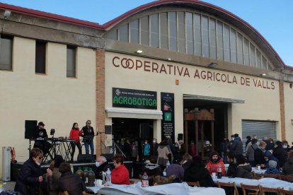 L'àpat es va dur a terme a l'exterior de la Societat Agrícola.